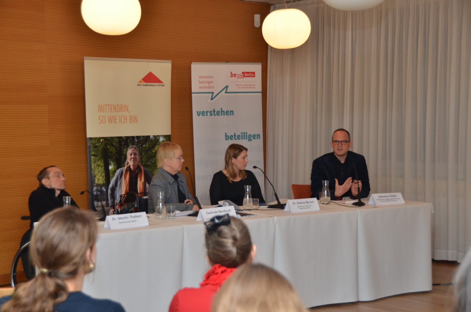 Das Podium bei der Abschlussveranstaltung der Veranstaltungsreihe Menschen.Rechte.