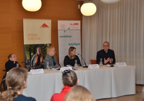 Das Podium bei der Abschlussveranstaltung der Veranstaltungsreihe Menschen.Rechte.
