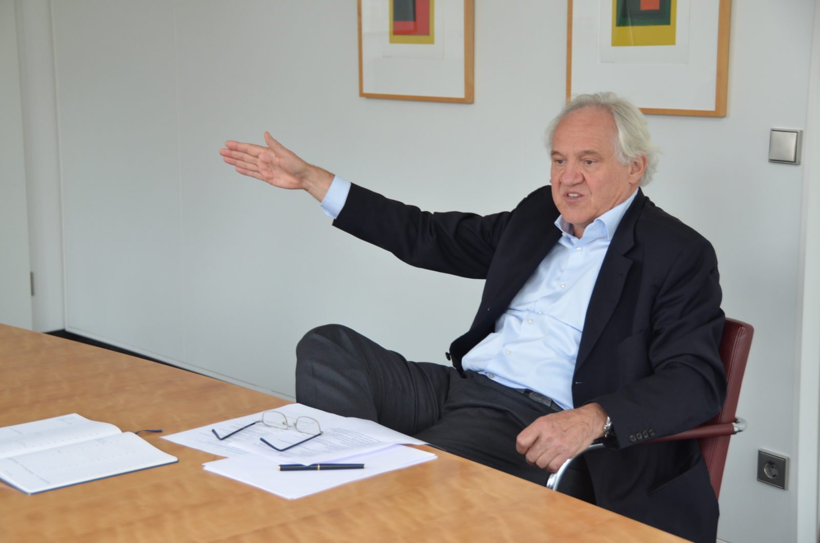 Wolfgang Schrödter gestikulierend in der Intervie-Situation.