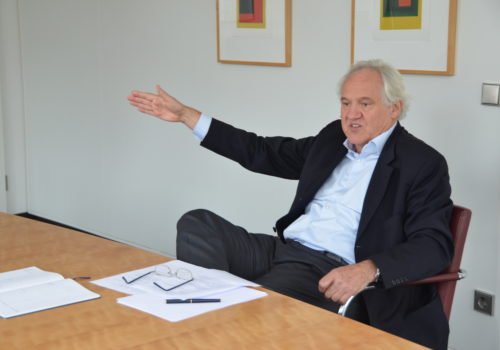Wolfgang Schrödter gestikulierend in der Intervie-Situation.