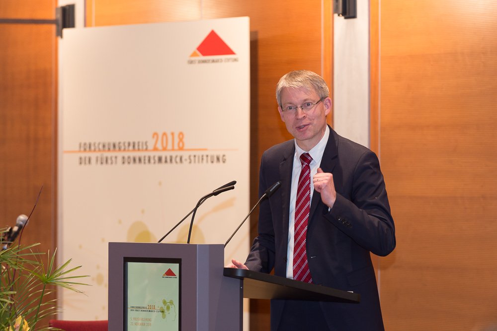 Dr. Michael Brinkmeier vor einem Rednerpult.