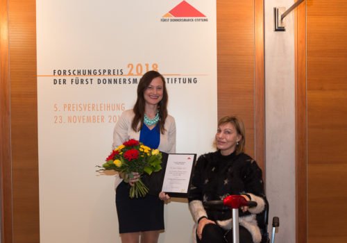 Ausgezeichnet für die Forschung zur frühzeitiggen Erkennung einer Schluckstörung. Dr. Janina Wilmskötter (links) zusammen mit der Jurorin Prof. Annette Sterr (rechts)