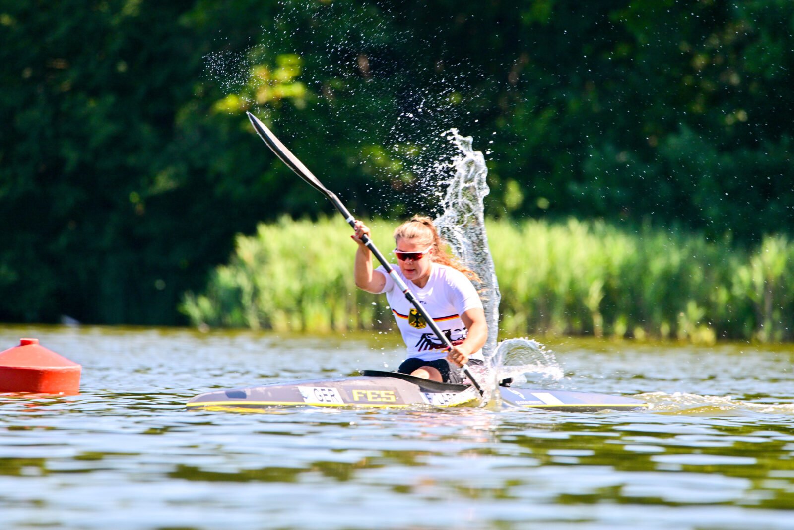 Parakanutin Felicia Laberer in Aktion: auf dem Wasser fährt sie mit ihren Kanu.