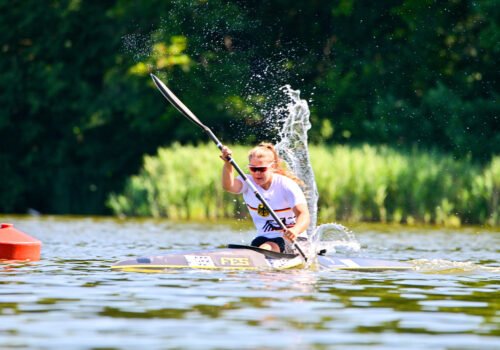 Parakanutin Felicia Laberer in Aktion: auf dem Wasser fährt sie mit ihren Kanu.