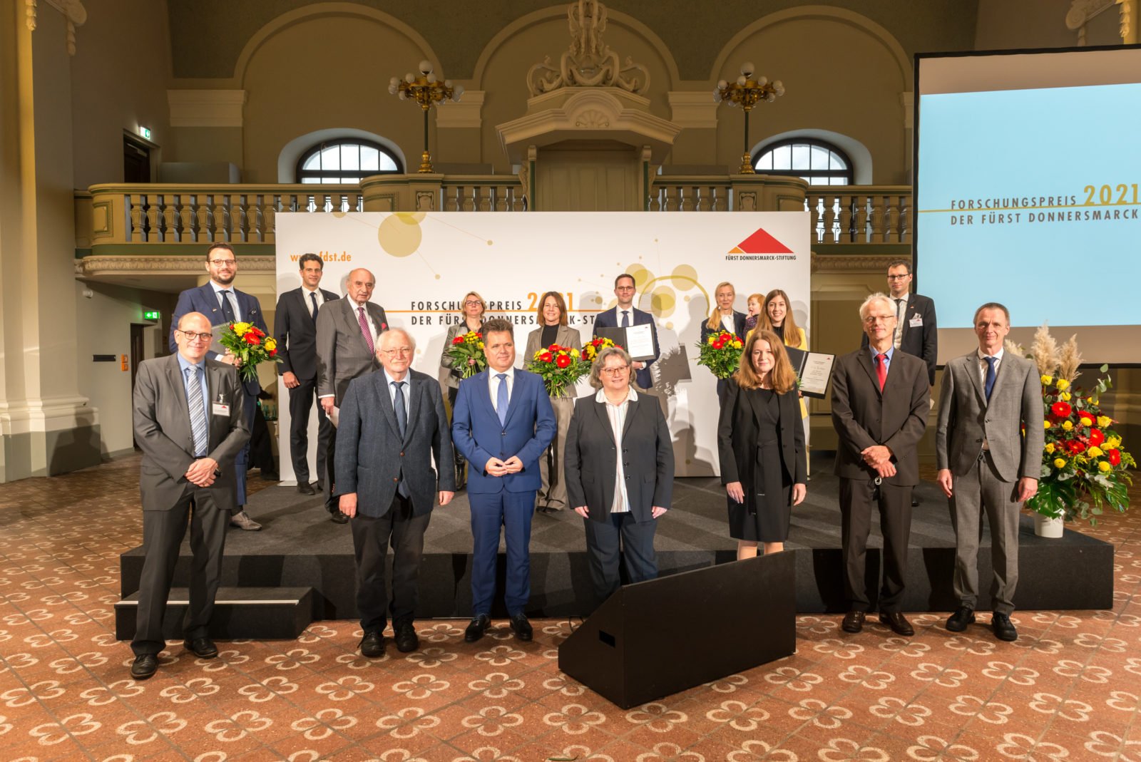 Gruppenfoto von der Forschungspreisverleihung 2021