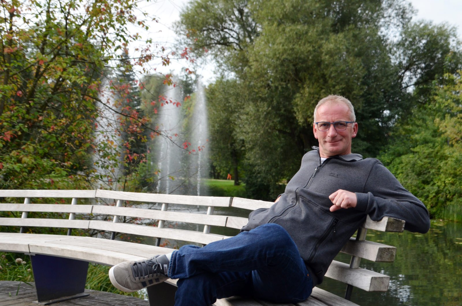 Gerhard Kreutz sitzt auf einer Parkbank im Kurpark Bad Bevensen.