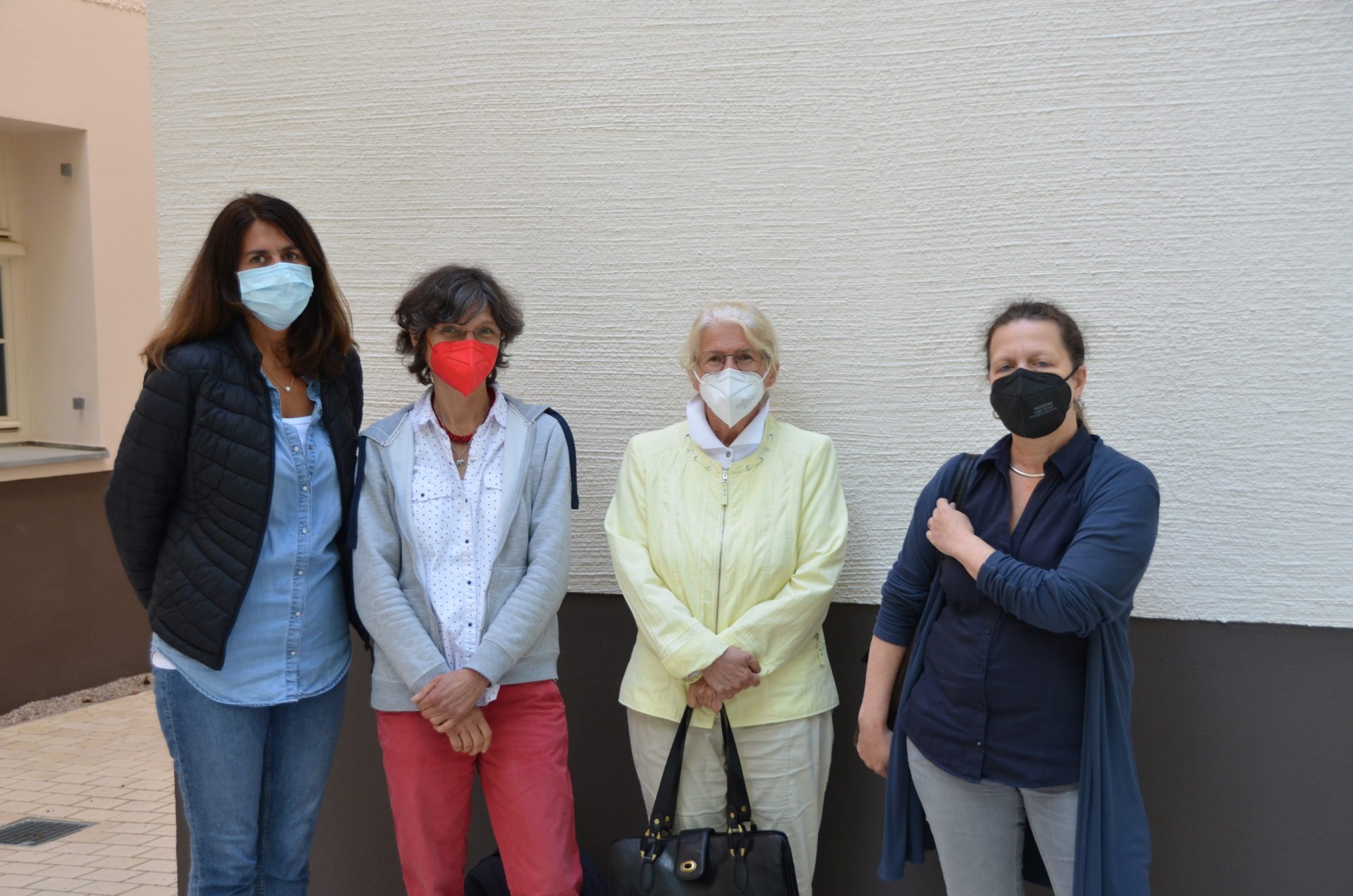 Sema Turhan-Çetin, die Wir-Redakteurinnen Christine Busch und Monika Holfeld sowie Dr. Nadja Lehmann vor dem Frauenhaus. 