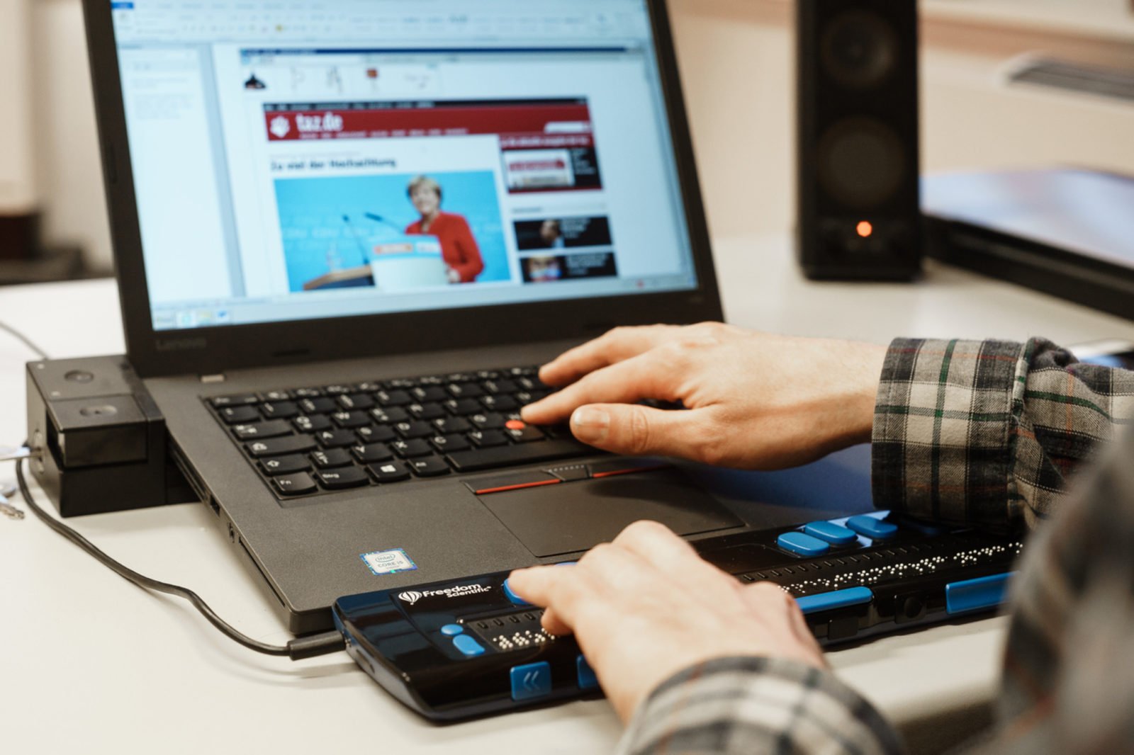 Ein wichtiges Hilfsmittel für Menschen mit Sehbehinderung: Ein Laptop mit Screenreader und Braillezeile.
