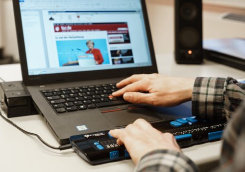 Ein wichtiges Hilfsmittel für Menschen mit Sehbehinderung: Ein Laptop mit Screenreader und Braillezeile.