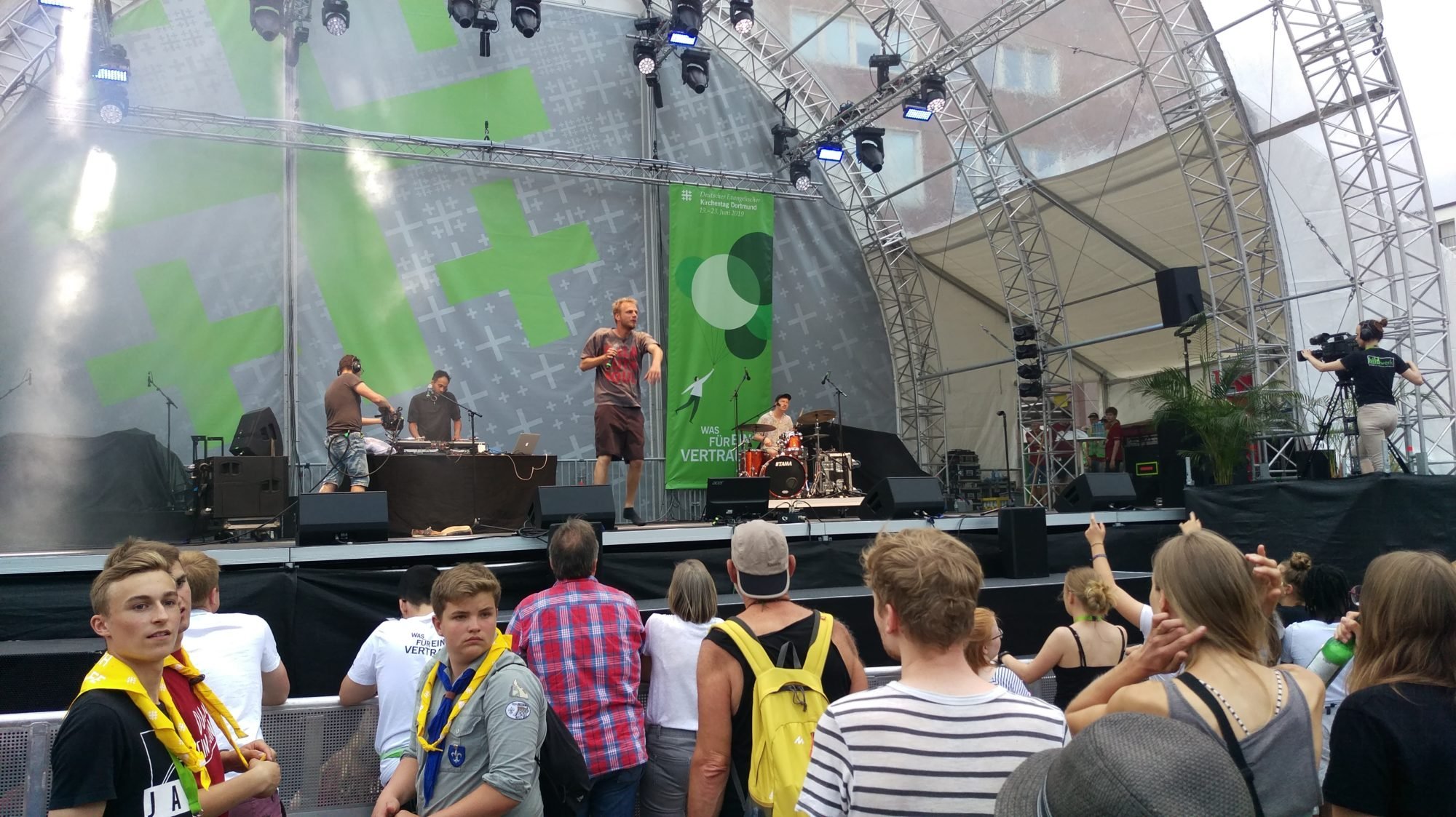 Foto aus der Menge Richtung Bühne, wo Schlakks gerade auftritt.