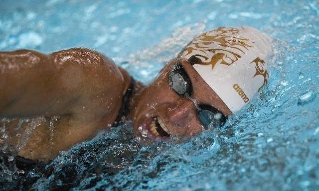 EIne Schwimmerin beim Training