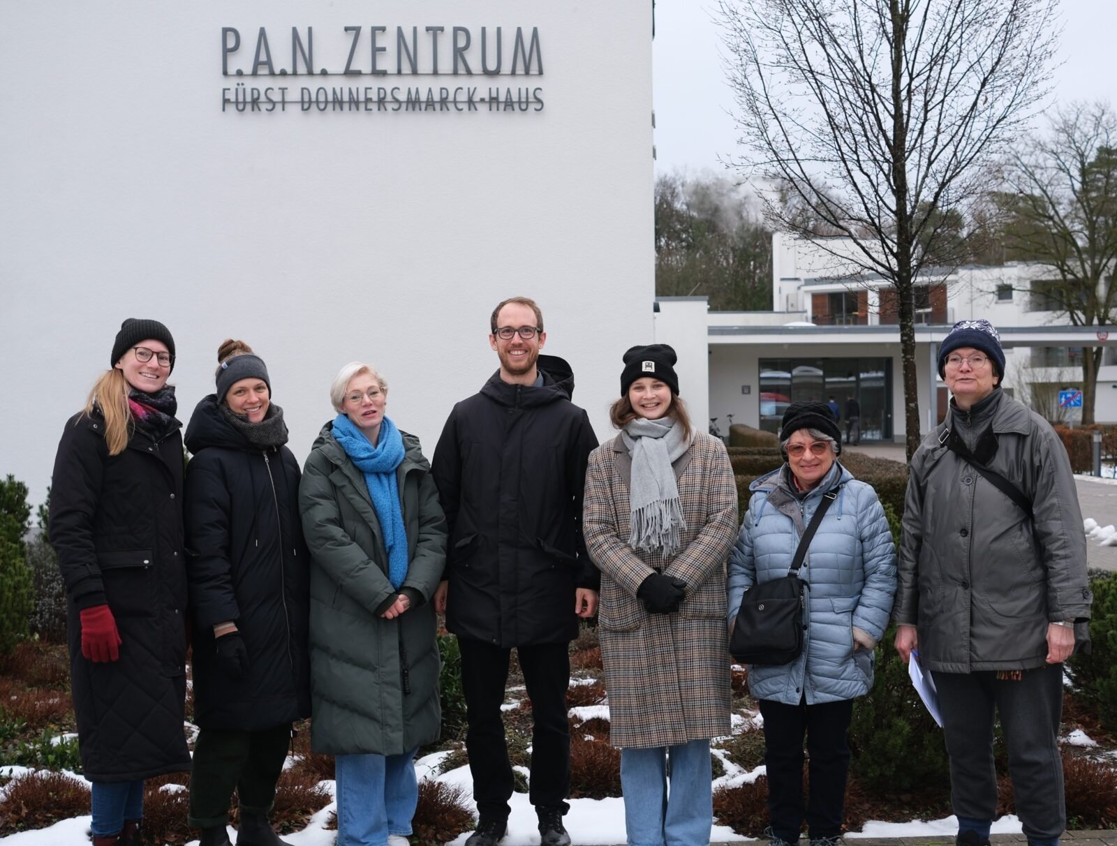 Ein Gruppe Menschen posiert vor dem P.A.N. Zentrum