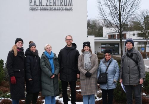 Ein Gruppe Menschen posiert vor dem P.A.N. Zentrum