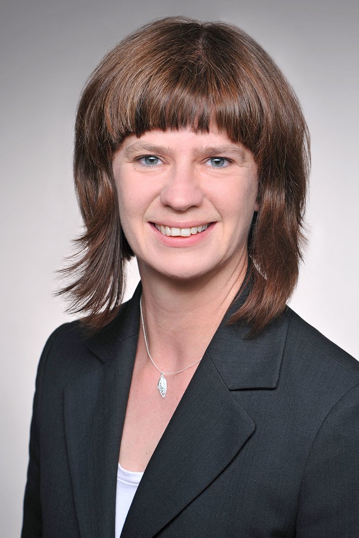 Portraitfoto einer Frau mit braunen, schulterlangen Haaren.