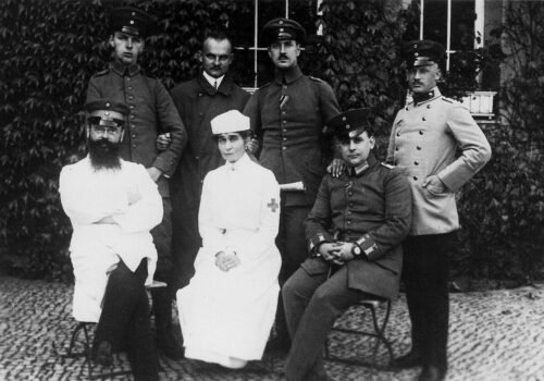 Historisches Foto aus dem Vereinslazarett Frohnau. Vorne links ist Dr. Max Berg neben Katharina von Donnersmarck zu sehen.