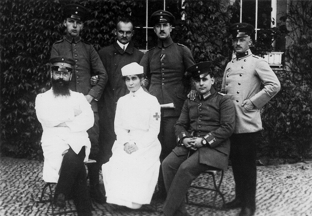Historisches Foto aus dem Vereinslazarett Frohnau. Vorne links ist Dr. Max Berg neben Katharina von Donnersmarck zu sehen.