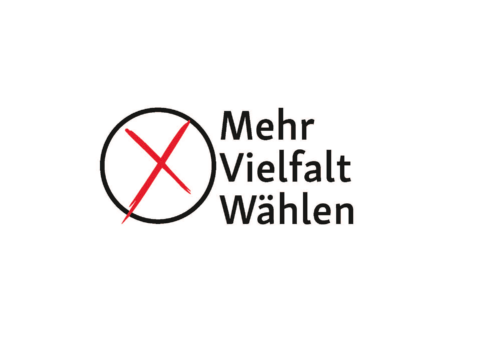 Unser Wahllogo: Ein angekreuztest Kästchen mit den Worten Mehr Vielfalt Wählen