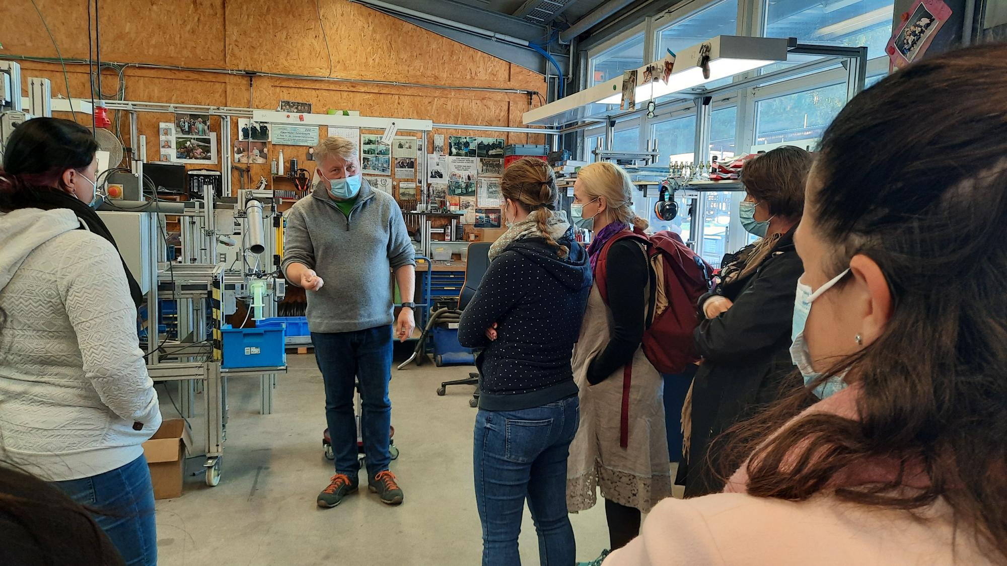 Ein Mitarbeiter der Nordbahn erklärt Mitarbeitern aus dem Zentrum Oberwald seine Arbeit.