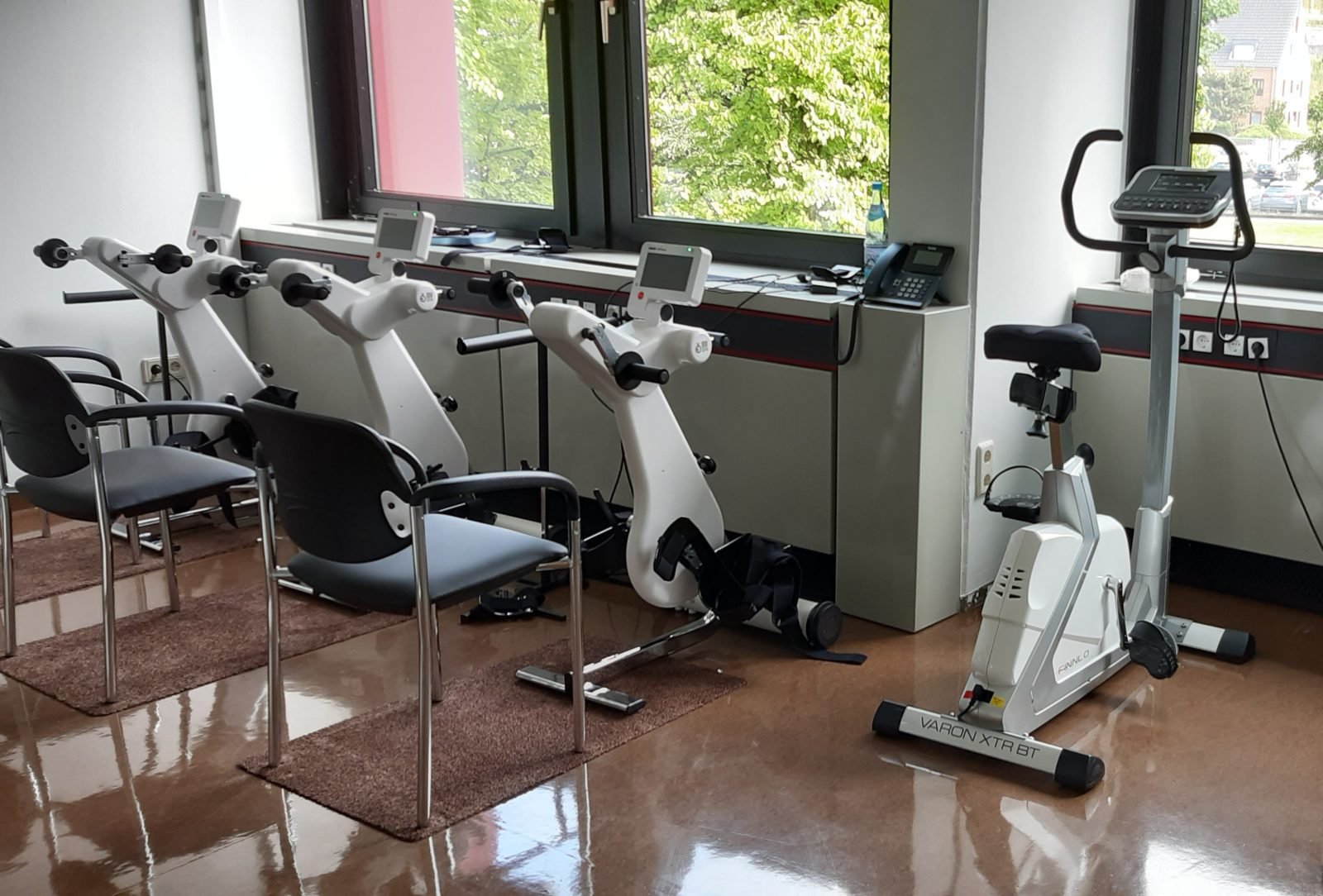 Diverse neuwertige Geräte zur Physiotherapie sind im Bild zu sehen.