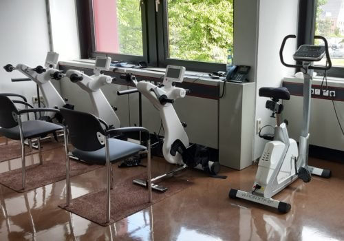 Diverse neuwertige Geräte zur Physiotherapie sind im Bild zu sehen.