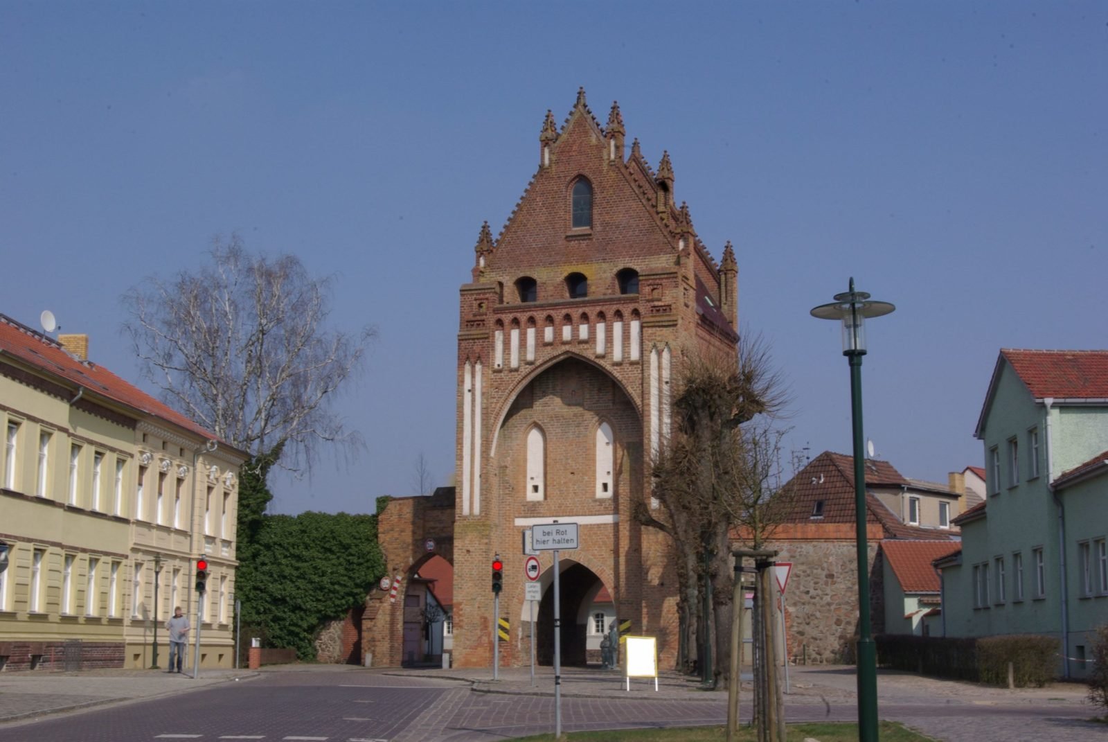 Zu sehen ist das Ruppiner Tor in Gransee, das Teil der historischen Stadtmauer ist.