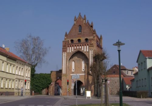 Zu sehen ist das Ruppiner Tor in Gransee, das Teil der historischen Stadtmauer ist.