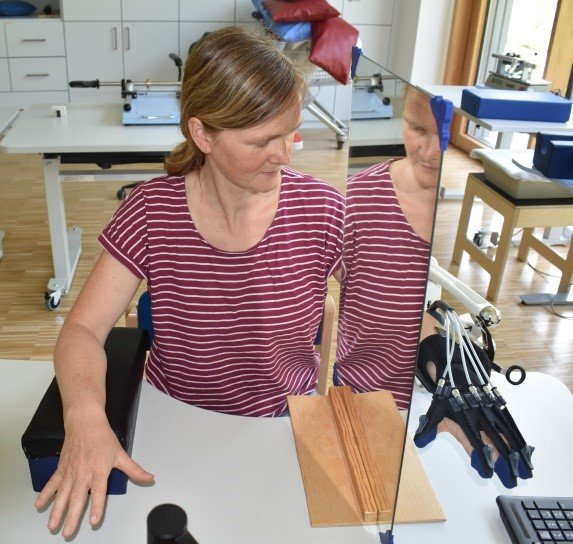 Bild der Spiegeltherapie mit Robotik-Handschuh bei Hemiparese