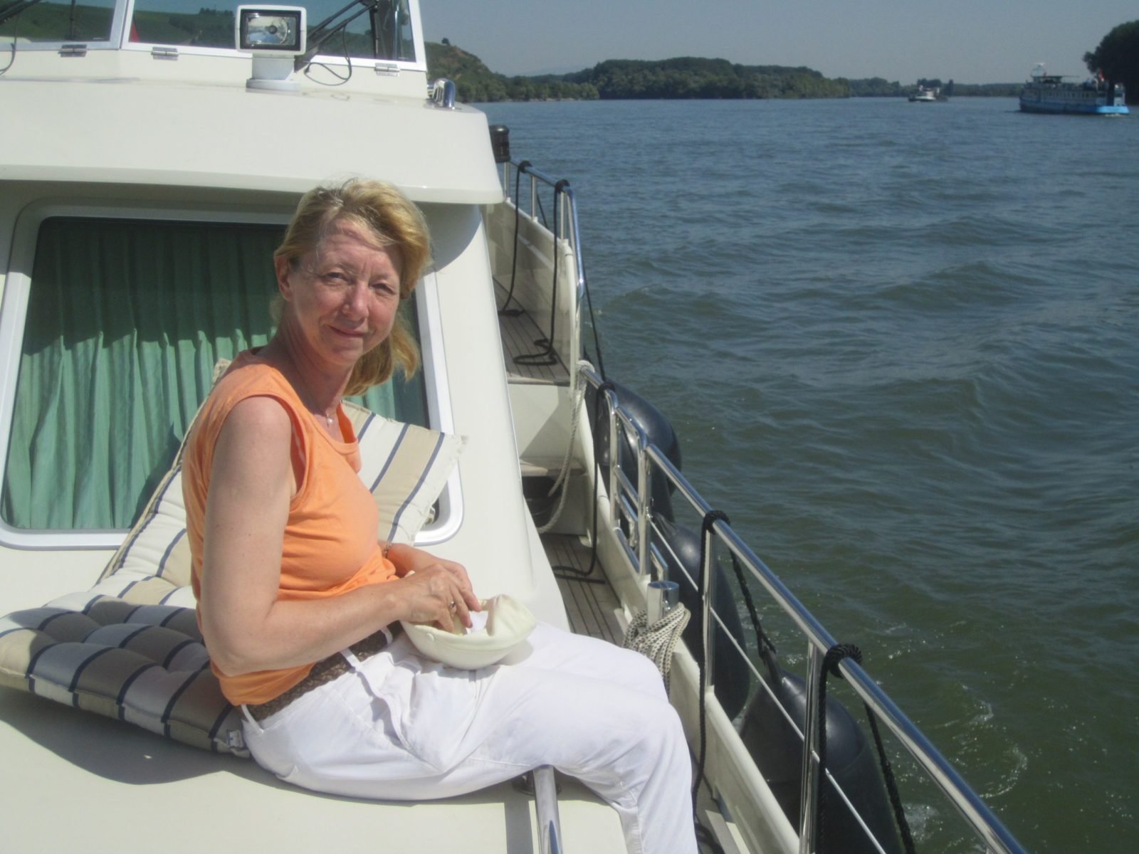 Sabine Lutz auf ihrem Boot.