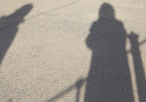 Zwei Schatten auf dem Asphalt