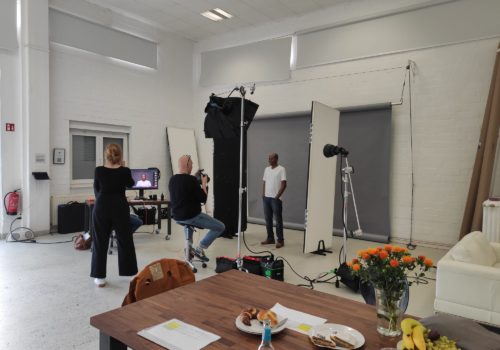 Hinter den Kulissen: Zu sehen ist ein Fotoshooting zu der Kampagne.