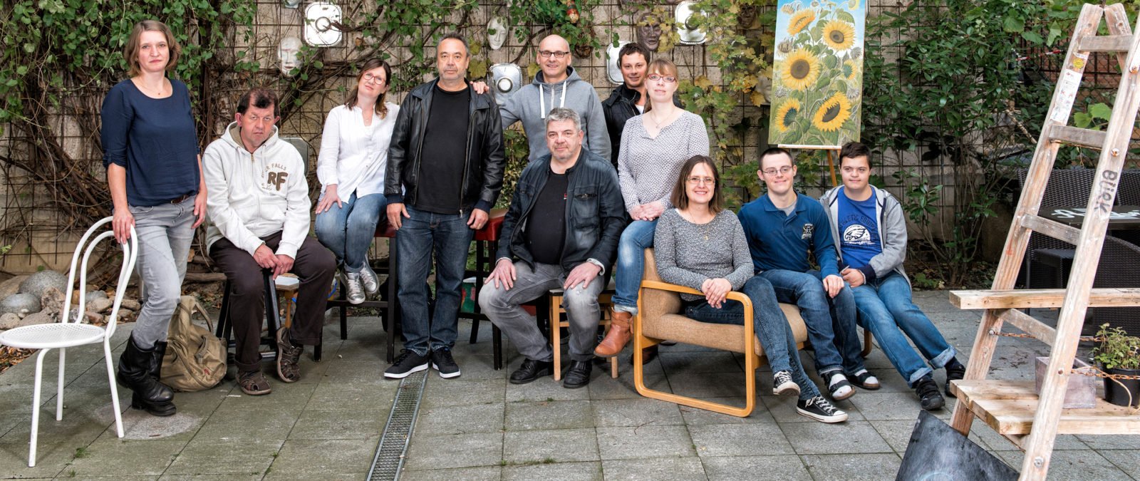 Gruppenbild des Teams vom Kunstwerk blisse im Hinterhof vor einer Mauer
