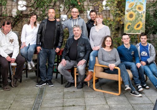 Gruppenbild des Teams vom Kunstwerk blisse im Hinterhof vor einer Mauer
