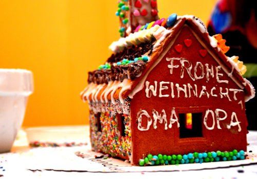 Ein Lebkuchenhaus mit der Aufschrift: Frohe Weihnachten Oma und Opa