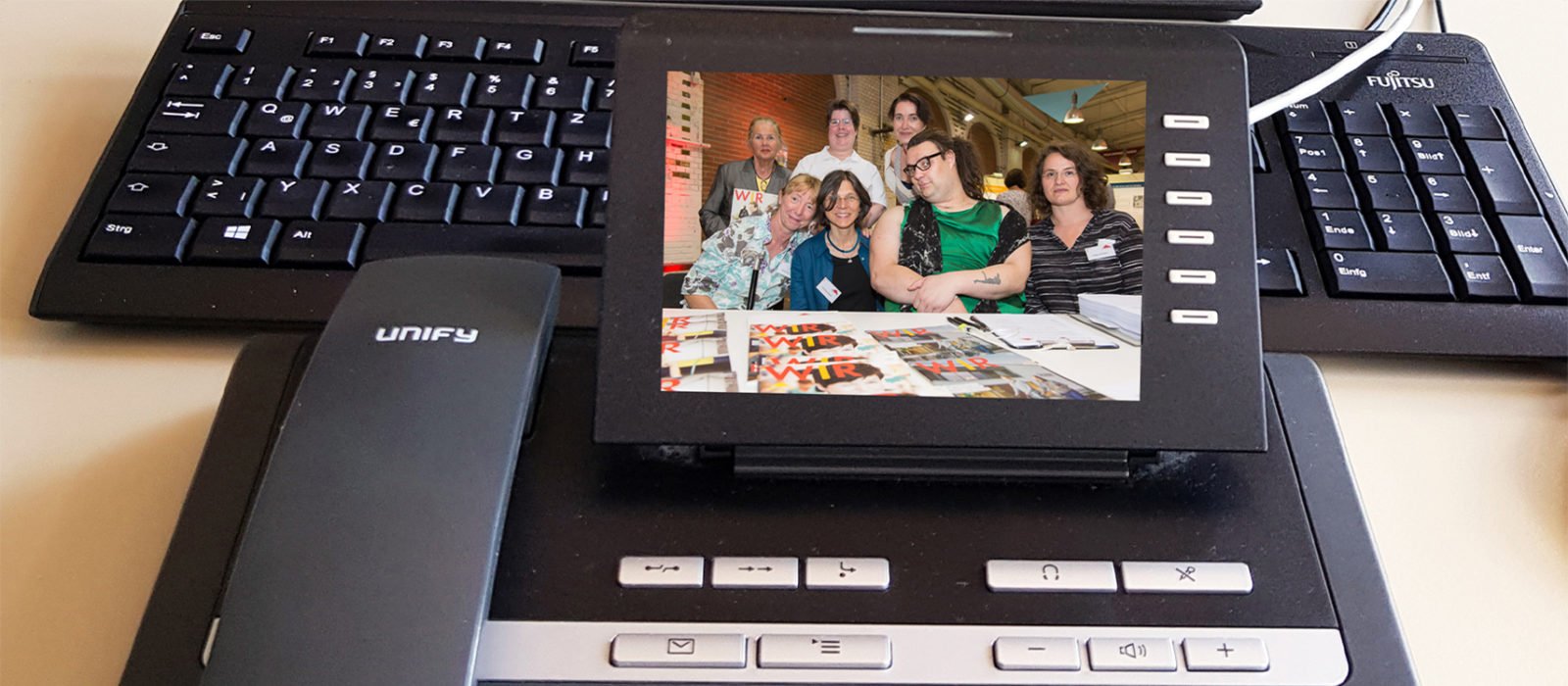 Ansicht eines Telefons mit einem Foto einer Gruppe im Display