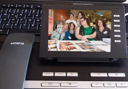 Ansicht eines Telefons mit einem Foto einer Gruppe im Display