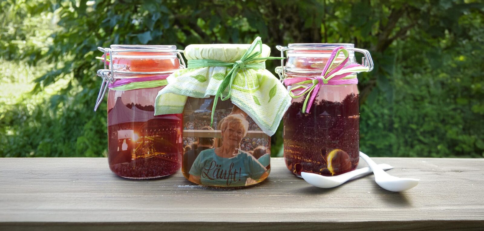 Drei Einmachgläser stehen auf einem Tisch, anstelle der Marmelade befinden sich Bilder unserer Autorin in den Gläsern, also ihre Marmeladenglasmomente