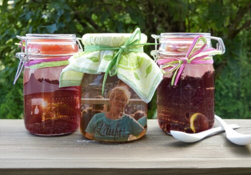 Drei Einmachgläser stehen auf einem Tisch, anstelle der Marmelade befinden sich Bilder unserer Autorin in den Gläsern, also ihre Marmeladenglasmomente