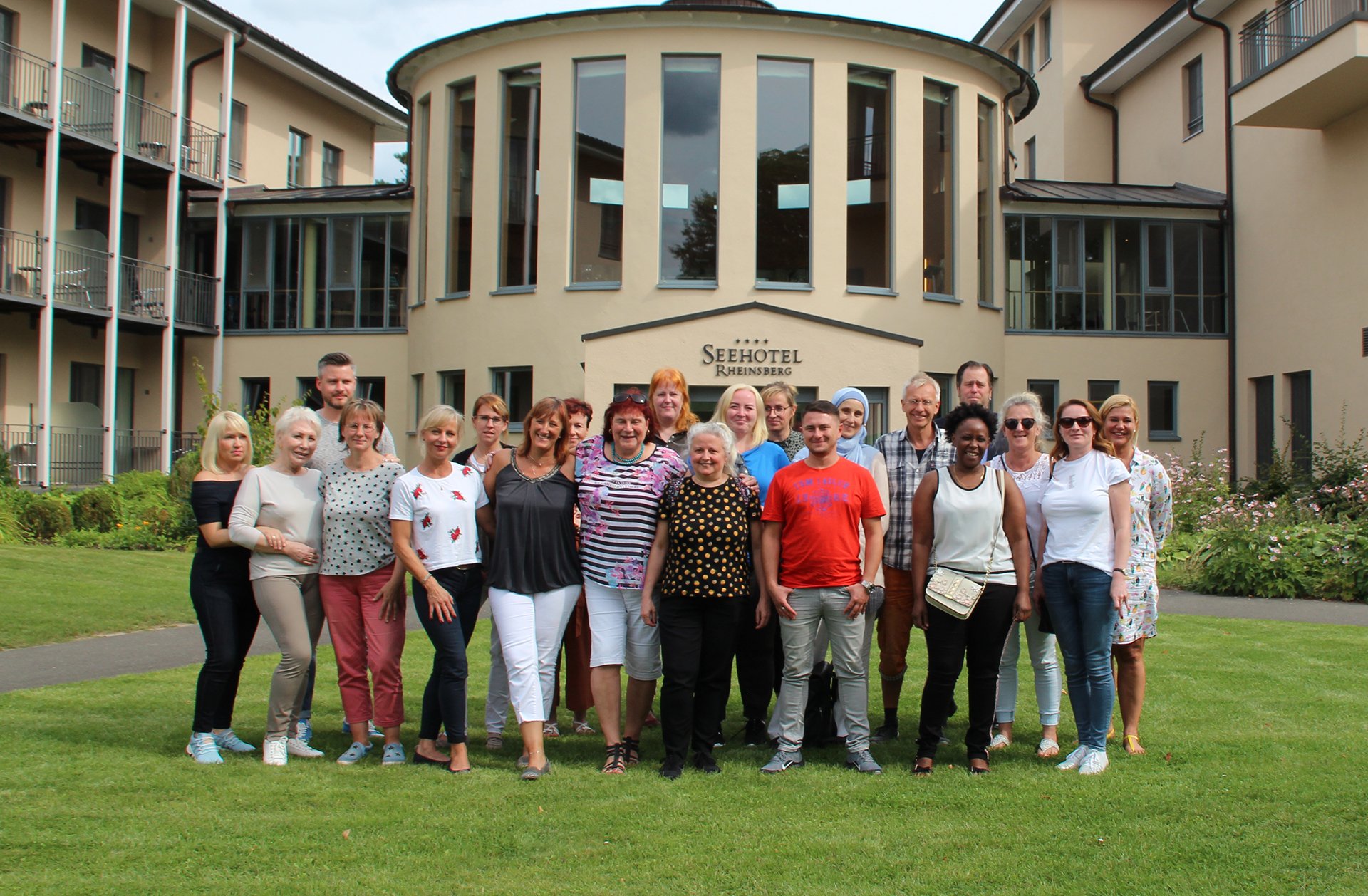 Mitarbeiterinnen und Mitarbeiter des AD auf einem Gruppenfoto vor dem Seehotel Rheinsberg
