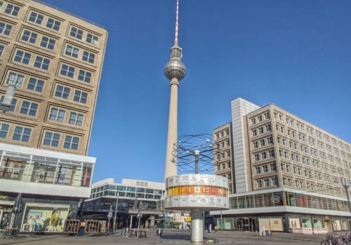 Zu sehen ist der Blick vom Alexanderplatz auf die Weltzeituhr und im Hintergrund den Berliner Fernsehturm.