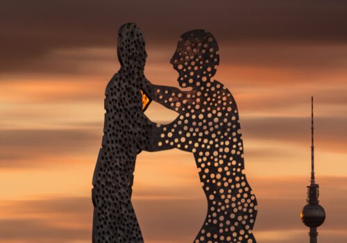 Das Monumentalkunstwerk Molecule Man zwischen Elsenbrücke und Oberbaumbrücke