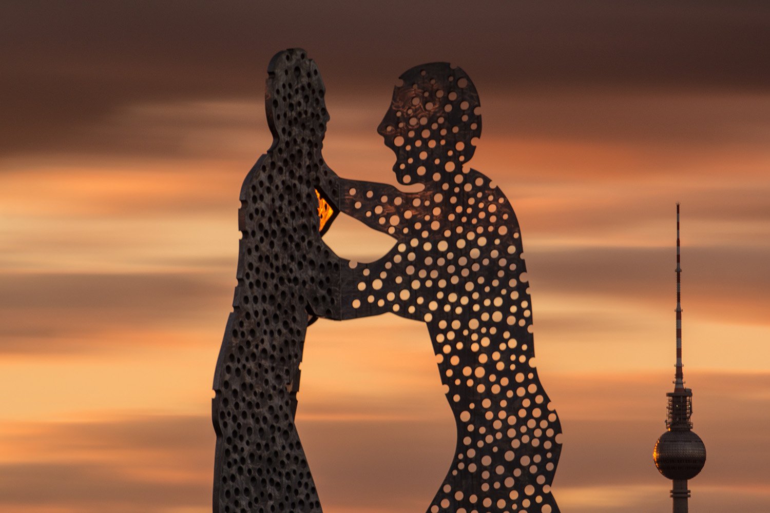 Das Monumentalkunstwerk Molecule Man zwischen Elsenbrücke und Oberbaumbrücke