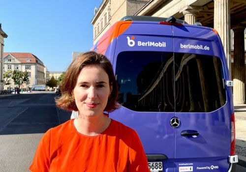 Valerie von der Tann vor einem neuen BerlMobil-Wagen.