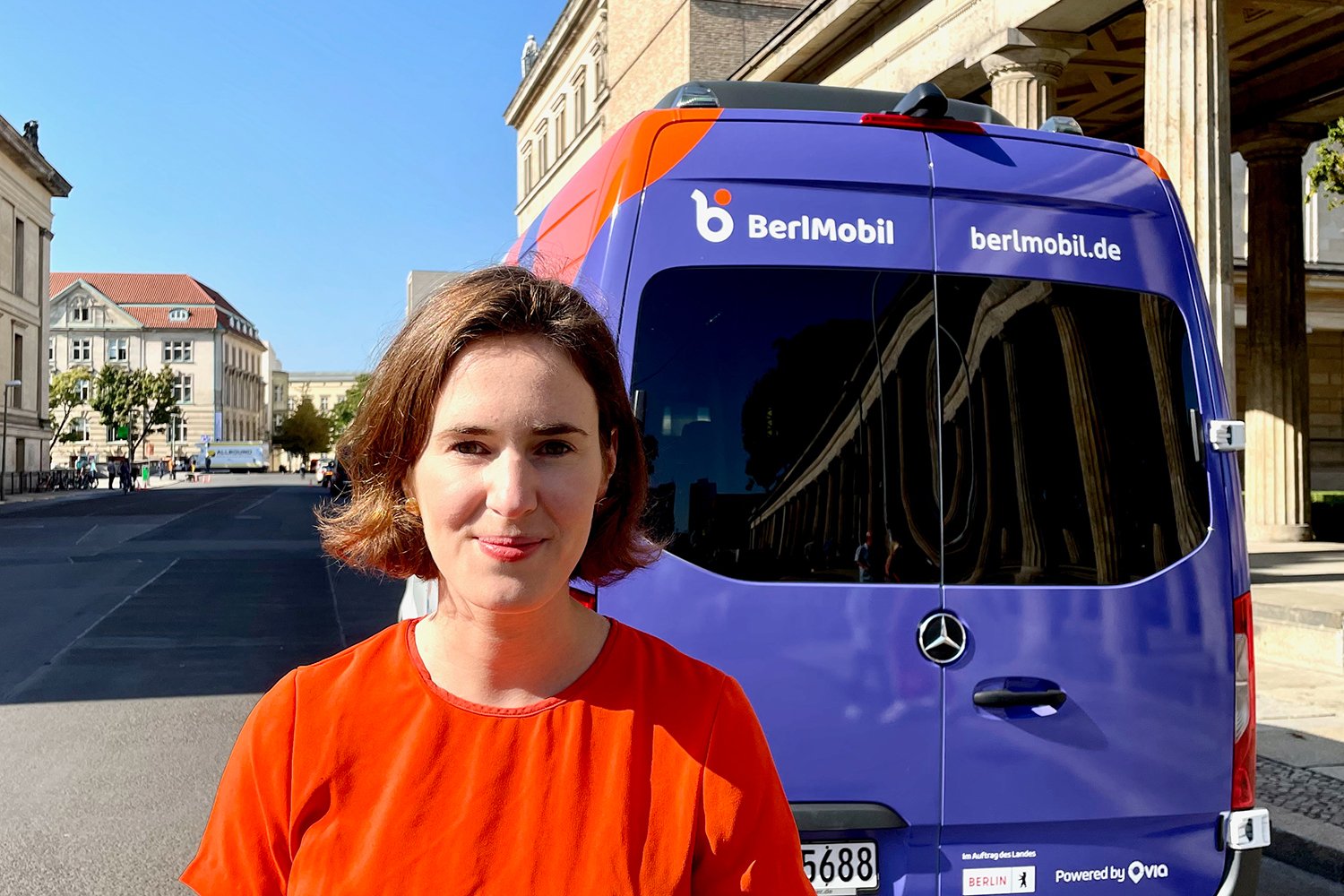 Valerie von der Tann vor einem neuen BerlMobil-Wagen.