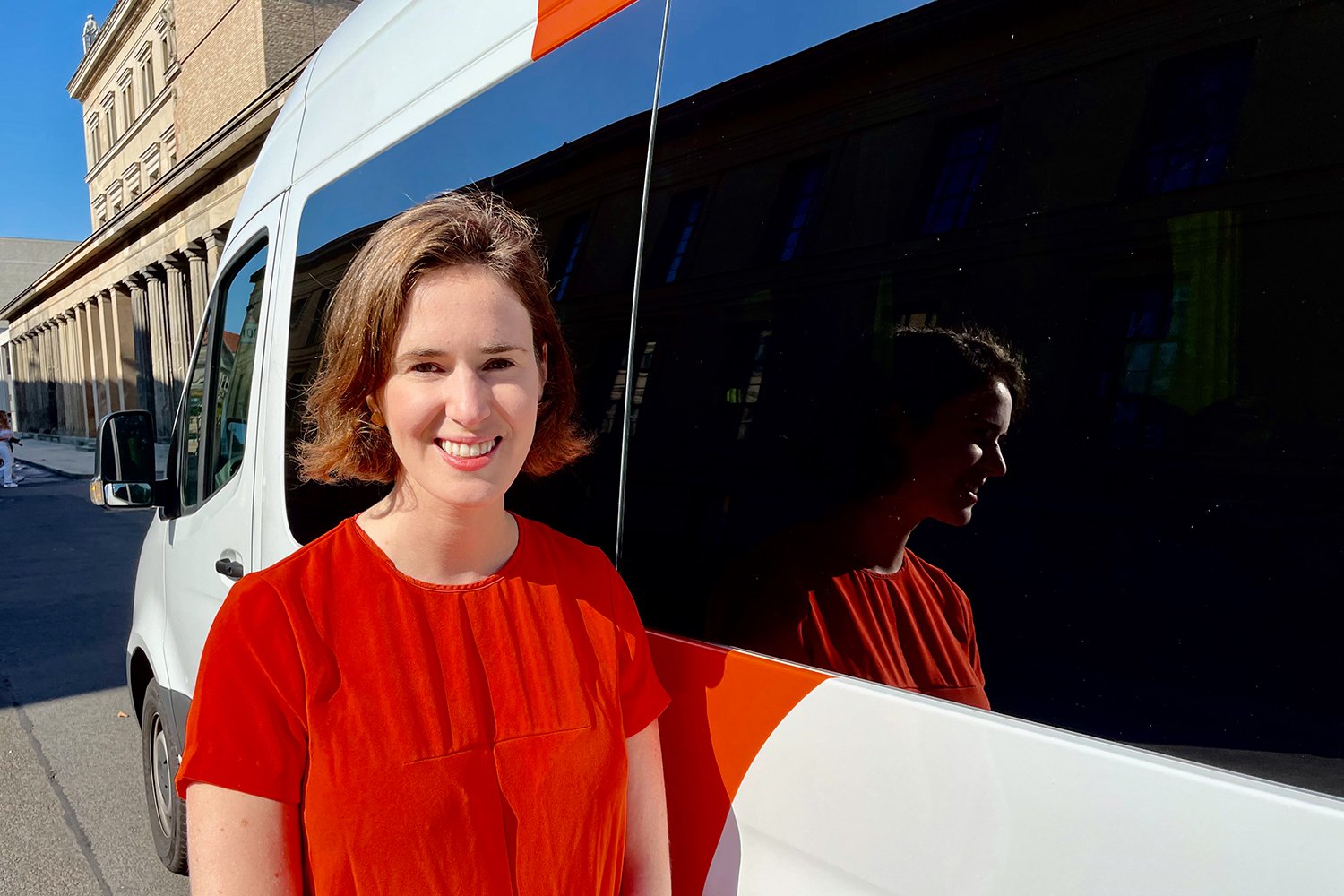 Valerie von der Tann vor einem neuen Wagen des BerlMobils.