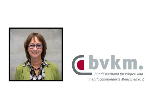 Ein Bild von Beate Bettenhausen, daneben das Logo des bvkm.