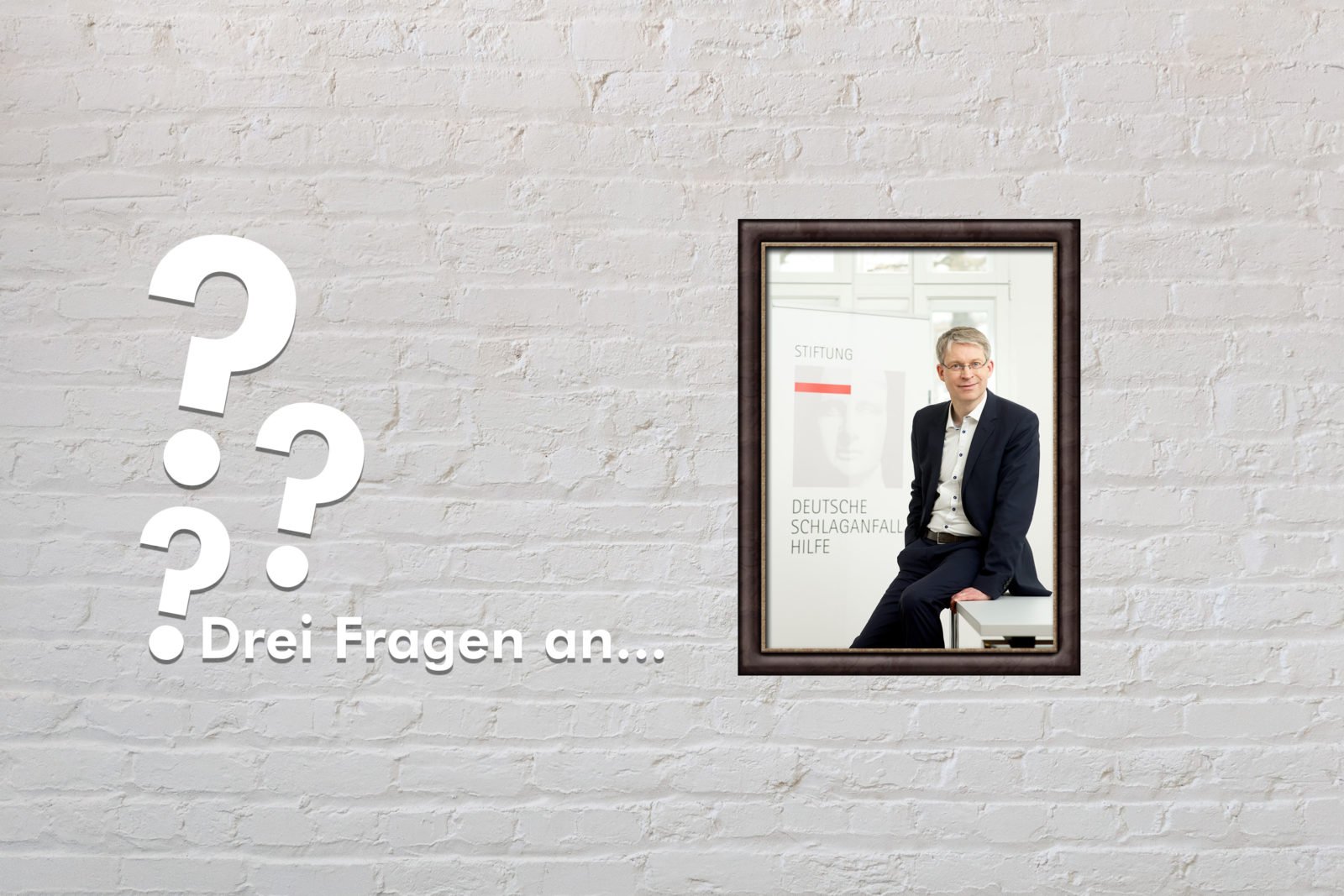 Fotomontage: Eine weiße Steinwand - darauf ein Rahmen, in den ein Bild von Dr. Michael Brinkmeier montiert ist, daneben der Schriftzug Drei Fragen an... und drei Fragezeichen.