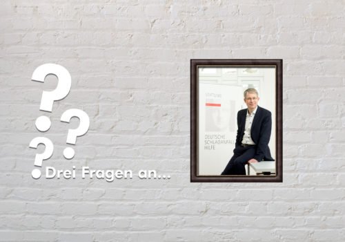Fotomontage: Eine weiße Steinwand - darauf ein Rahmen, in den ein Bild von Dr. Michael Brinkmeier montiert ist, daneben der Schriftzug Drei Fragen an... und drei Fragezeichen.
