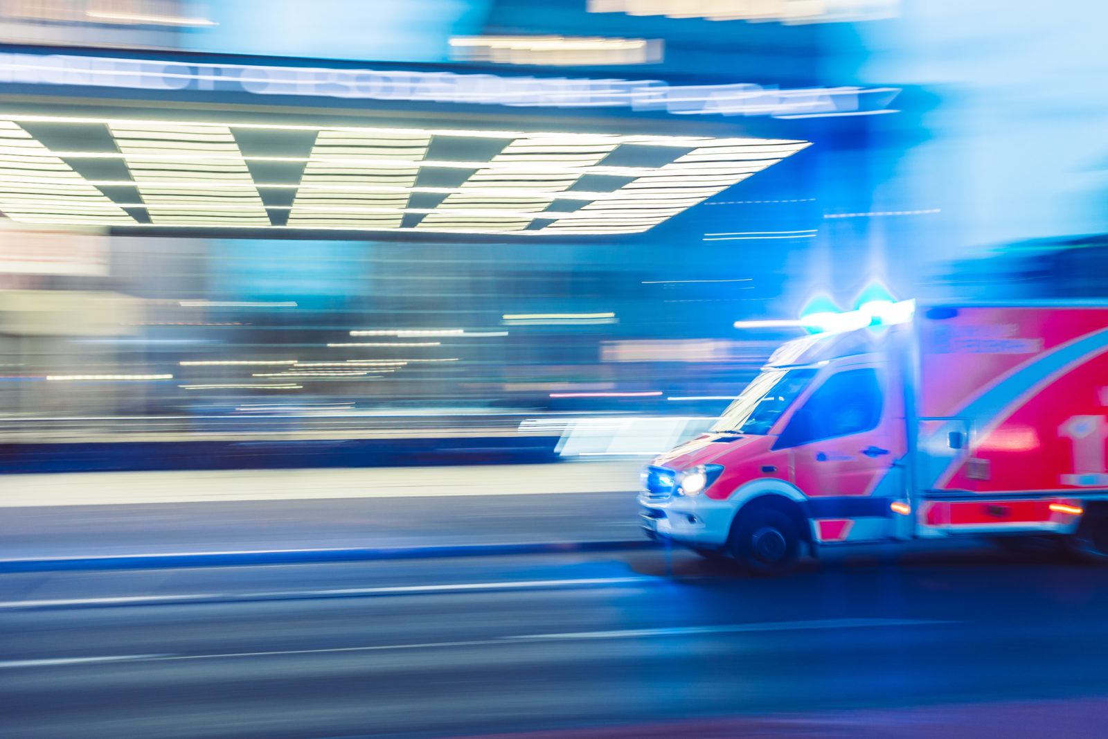 Ein Rettungswagen mit Blaulicht.