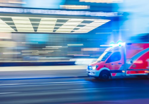 Ein Rettungswagen mit Blaulicht.