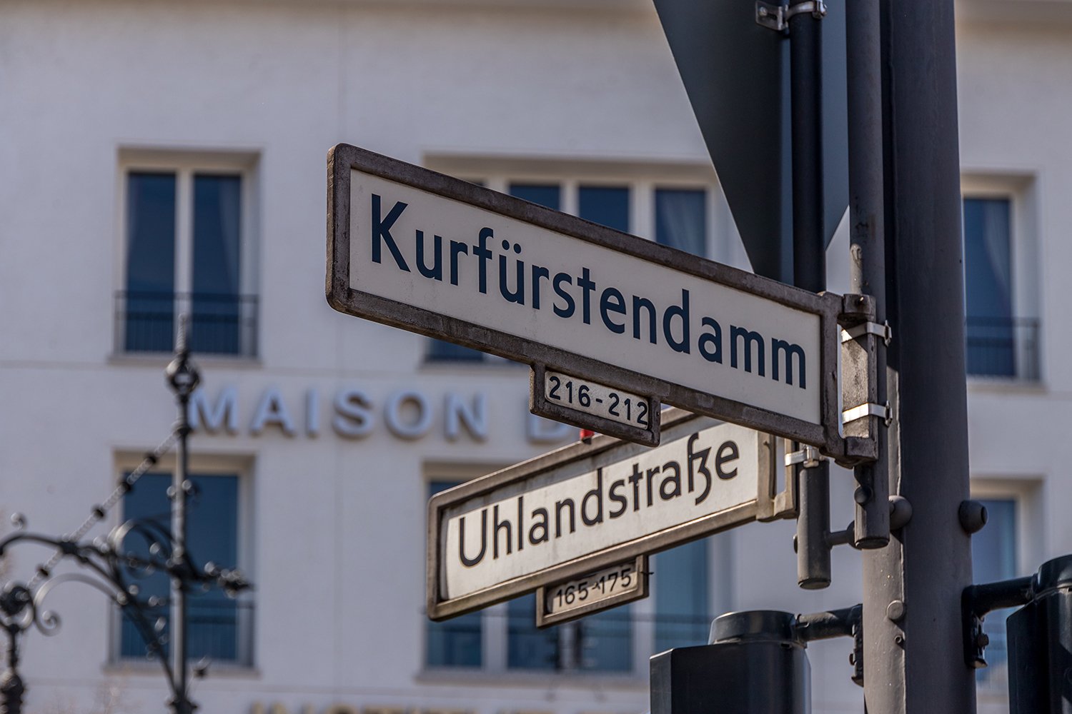 Die Straßenschilder an der Kreuzung Kurfürstendamm - Uhlandstraße in Charlottenburg.